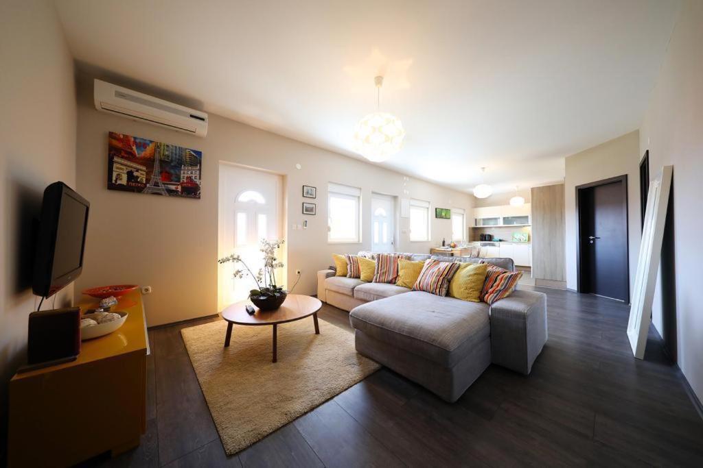 Televízia a/alebo spoločenská miestnosť v ubytovaní Luxury Apartment RougeMarin