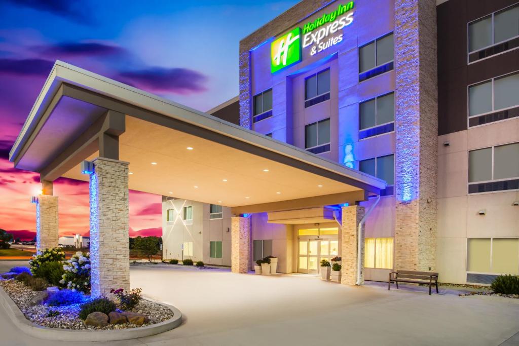 budynek hotelowy z napisem w obiekcie Holiday Inn Express & Suites Litchfield, an IHG Hotel w mieście Litchfield