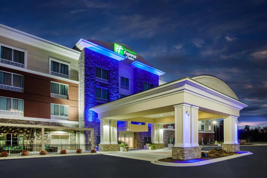 uma representação de um hotel à noite em Holiday Inn Express & Suites Lexington Park California, an IHG Hotel em California