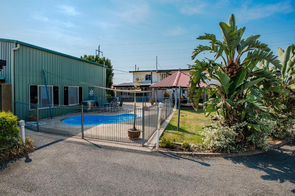 a park with a pool and a tennis court at Sun Valley Motel Biloela in Biloela