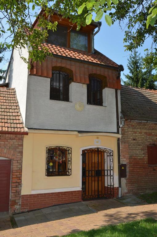 モラヴスカー・ノヴァー・ヴェスにあるPenzion Slunce nad Vinným Sklepemの窓と扉のある古いレンガ造りの家
