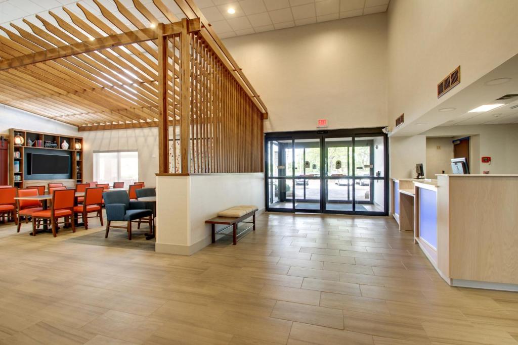 Posezení v ubytování Holiday Inn Express & Suites Aurora - Naperville by IHG