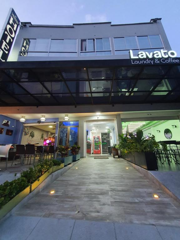 a building with a walkway leading to a lobby at Hotel Laureles Park in Medellín