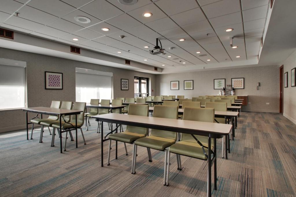 Konferenční prostory v ubytování Holiday Inn Express & Suites Aurora - Naperville by IHG
