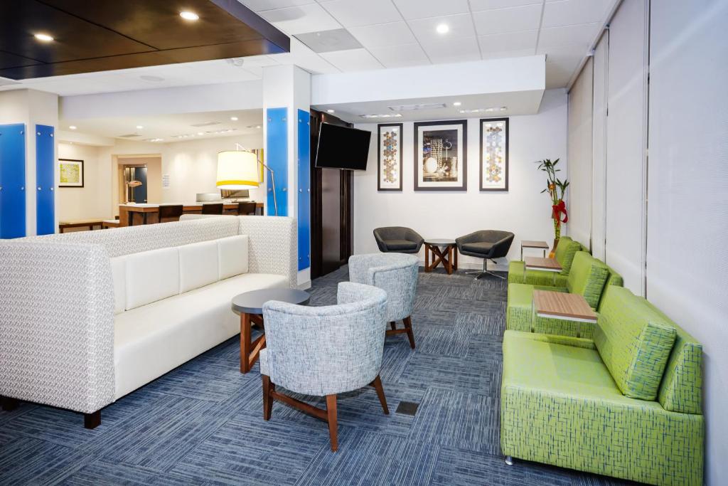 Holiday Inn Express & Suites Chicago North Shore - Niles by IHG photo