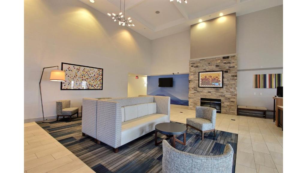 Khu vực ghế ngồi tại Holiday Inn Express Hotel & Suites Milwaukee Airport, an IHG Hotel