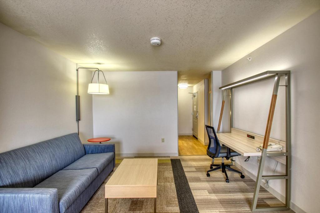 Holiday Inn Express Hotel & Suites Milwaukee Airport by IHG - Suite King