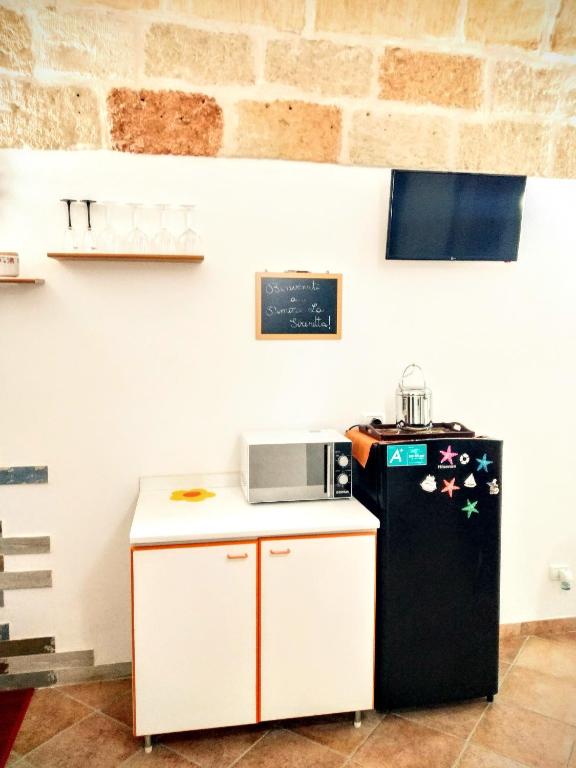 A kitchen or kitchenette at Dimora la Sirenetta