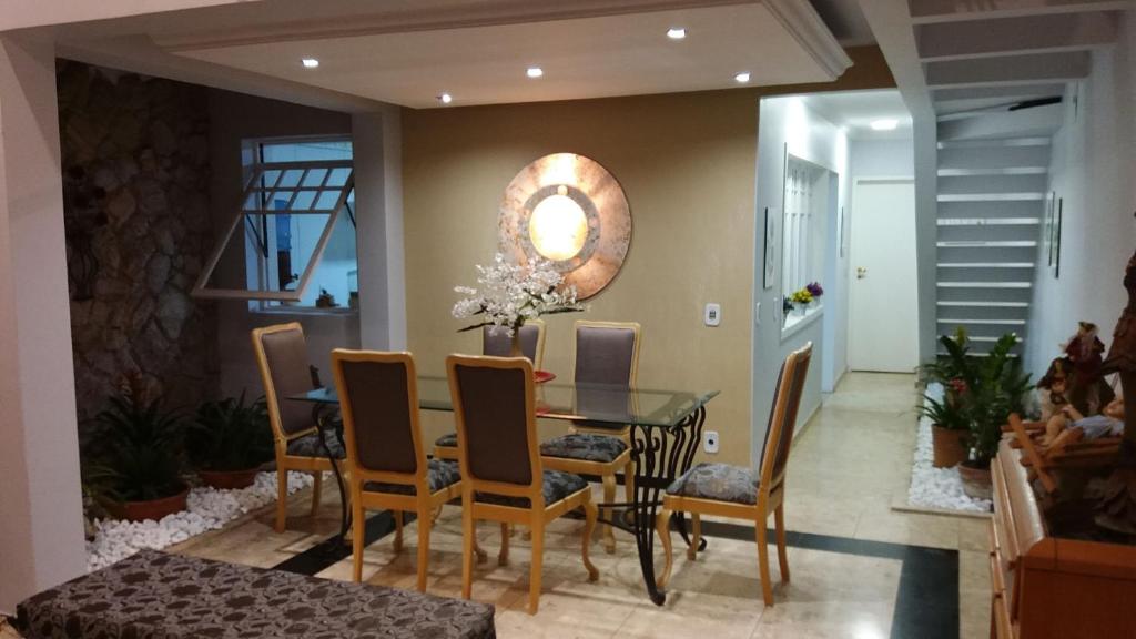 Un comedor con mesa y sillas en LINDA CASA NO CENTRO HISTÓRICO, en São João del Rei