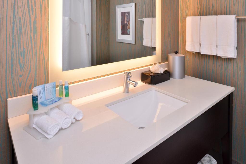 Holiday Inn Express & Suites Austin North Central, an IHG Hotel - Stanza Standard