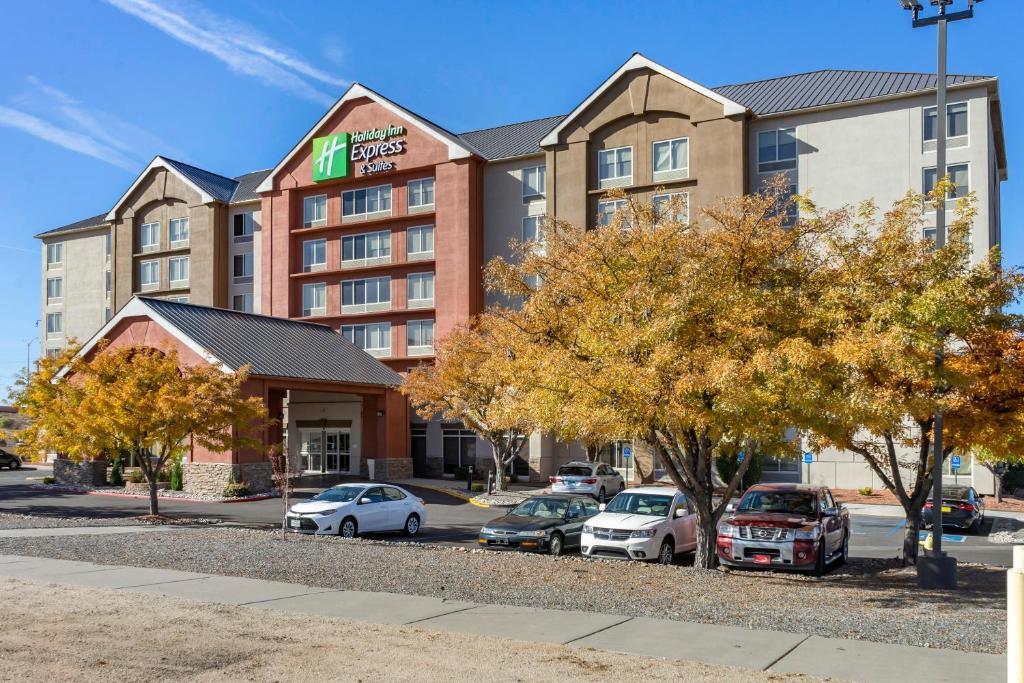 un edificio de hotel con coches estacionados frente a él en Holiday Inn Express Hotel & Suites Albuquerque Midtown, an IHG Hotel en Albuquerque