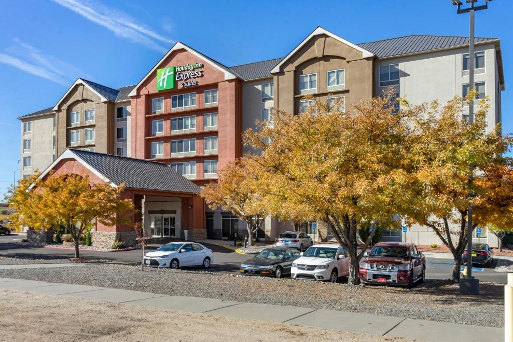 um edifício de hotel com carros estacionados em frente em Holiday Inn Express Hotel & Suites Albuquerque Midtown, an IHG Hotel em Albuquerque