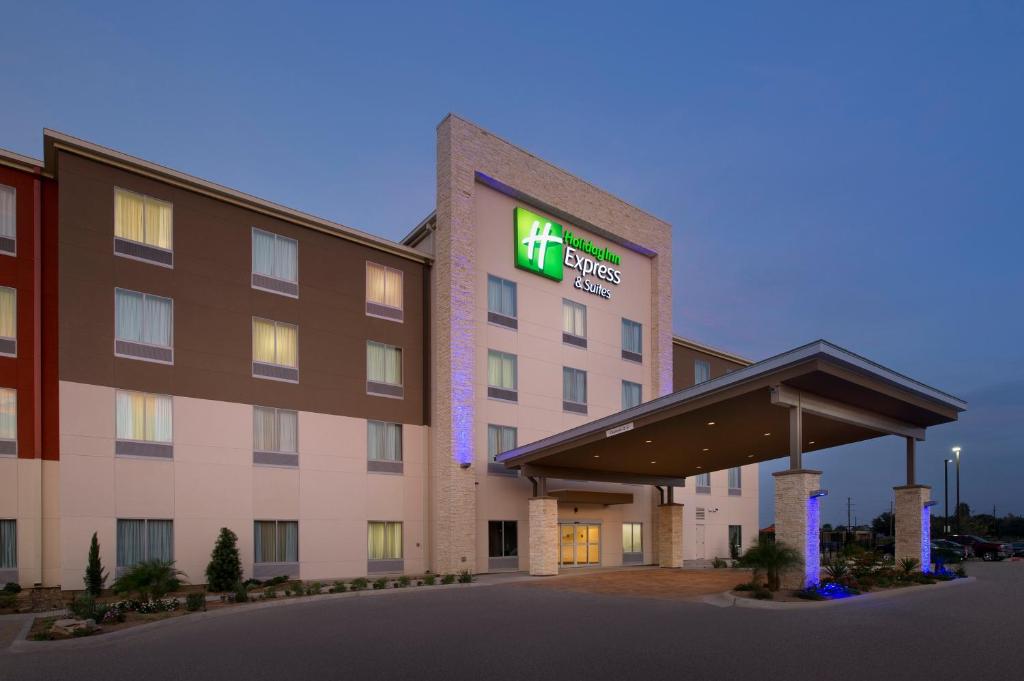 un hotel con un cartel en la parte delantera en Holiday Inn Express & Suites Bay City, an IHG Hotel, en Bay City