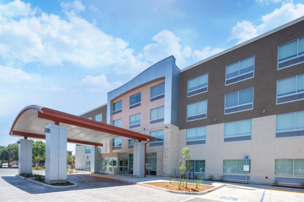 een ziekenhuisgebouw met een groot gebouw bij Holiday Inn Express & Suites - Chico, an IHG Hotel in Chico