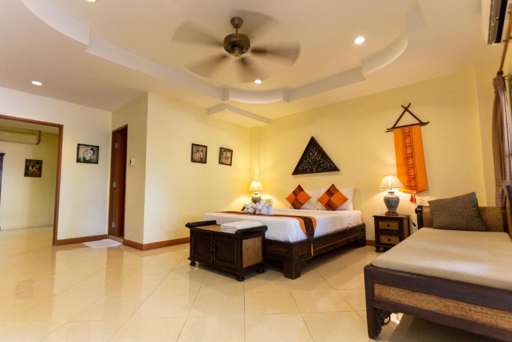 Chang Charlie Inn, Boutique