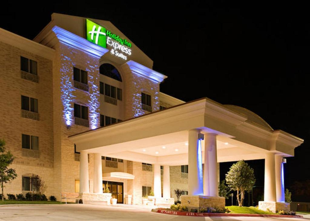 un hotel con un edificio iluminado por la noche en Holiday Inn Express Hotel and Suites Borger, an IHG Hotel, en Borger