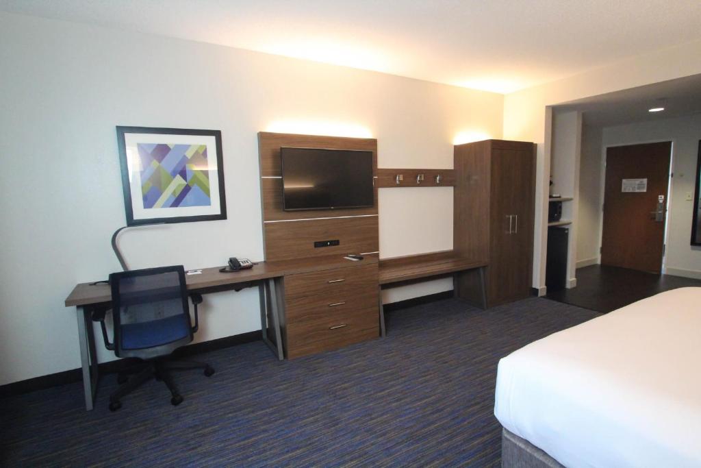 Holiday Inn Express Hotel & Suites Charleston - North by IHG - Deluxe King Room - Hearing Accessible