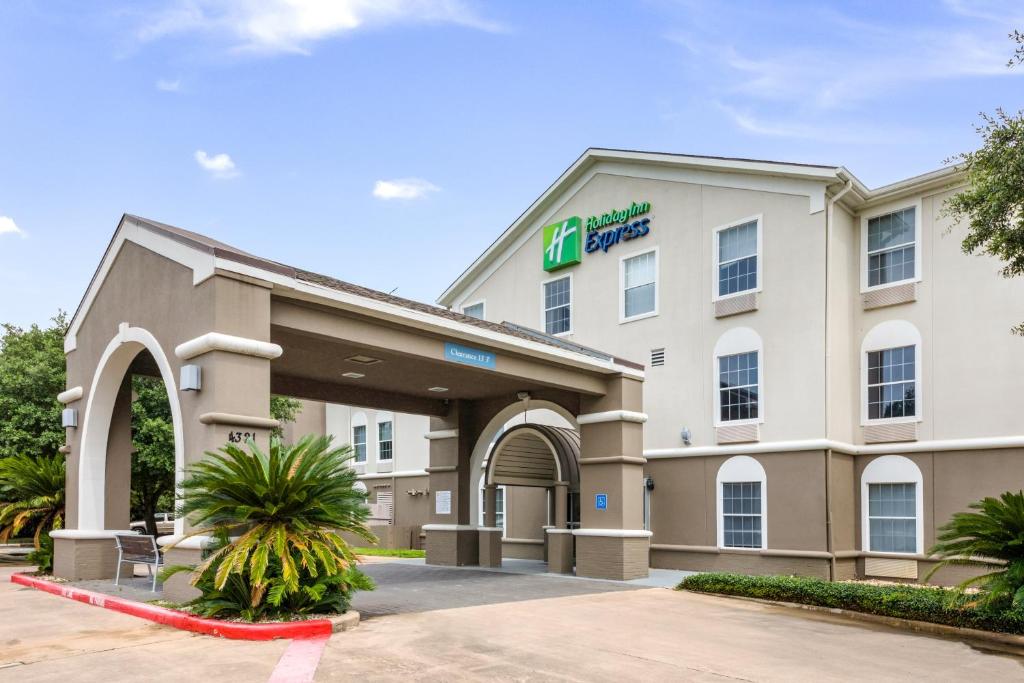 a hotel with the front of a building at Holiday Inn Express Hotel & Suites Columbus, an IHG Hotel in Columbus