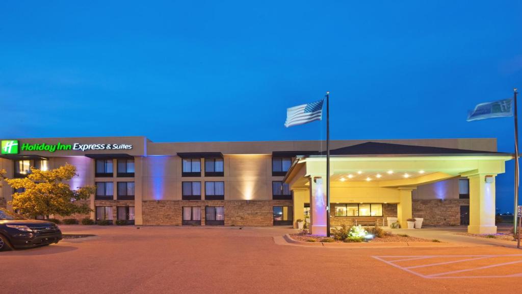 un hotel con un coche aparcado en un aparcamiento en Holiday Inn Express Hotel & Suites Colby, an IHG Hotel, en Colby