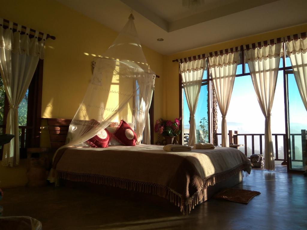 Postel nebo postele na pokoji v ubytování Khunyuam Resort