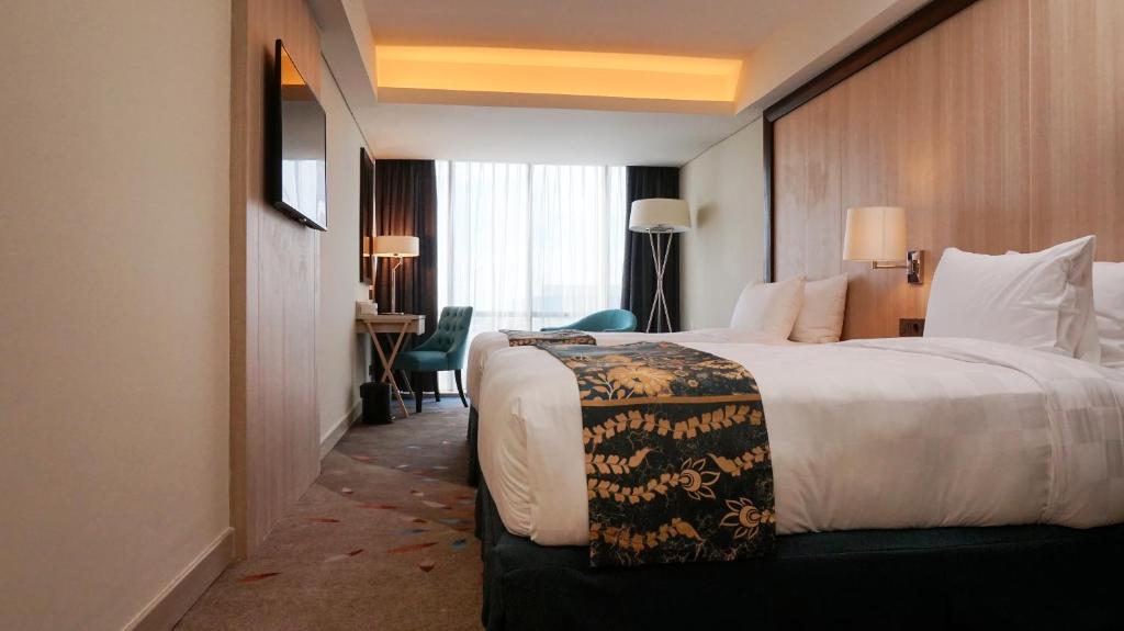 Postel nebo postele na pokoji v ubytování Louis Kienne Hotel Pandanaran