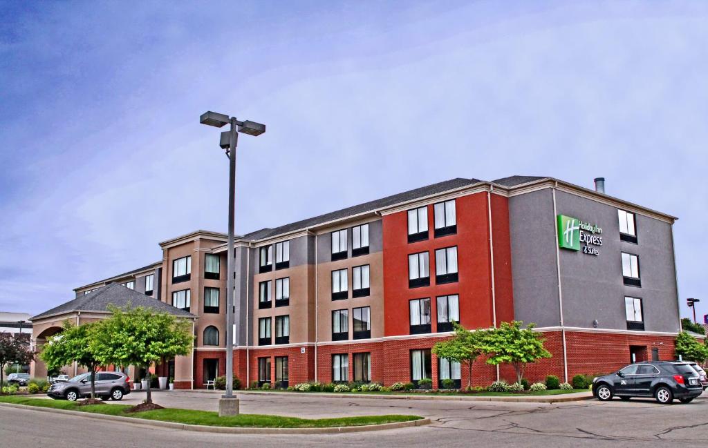 un grande edificio in mattoni con un cartello sopra di Holiday Inn Express Hotel & Suites Cape Girardeau I-55, an IHG Hotel a Cape Girardeau