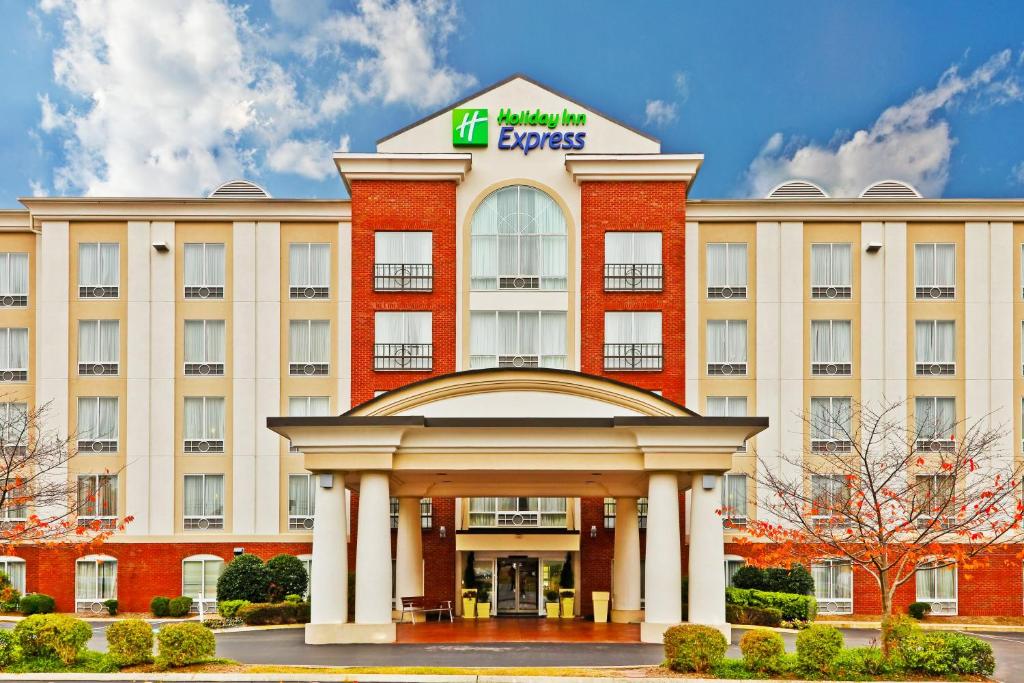 uma representação do exterior de um hotel em Holiday Inn Express Hotel & Suites Chattanooga-Lookout Mountain, an IHG Hotel em Chattanooga