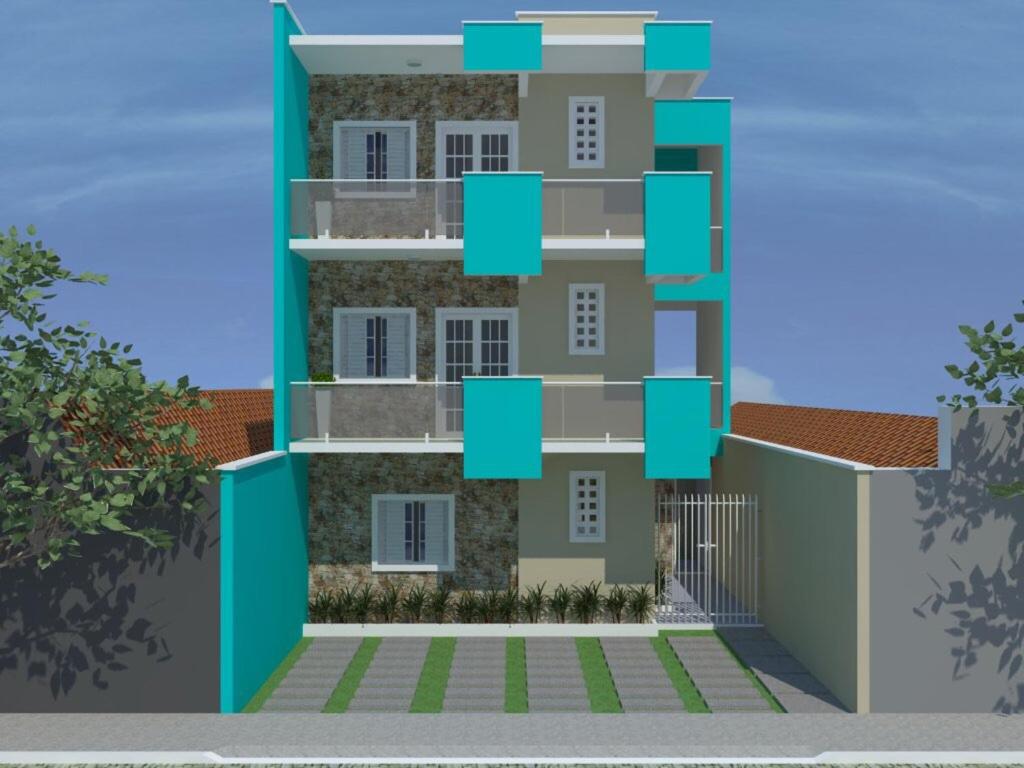 een gebouw met groene pleinen ervoor bij Apartamento em Guaramiranga in Guaramiranga