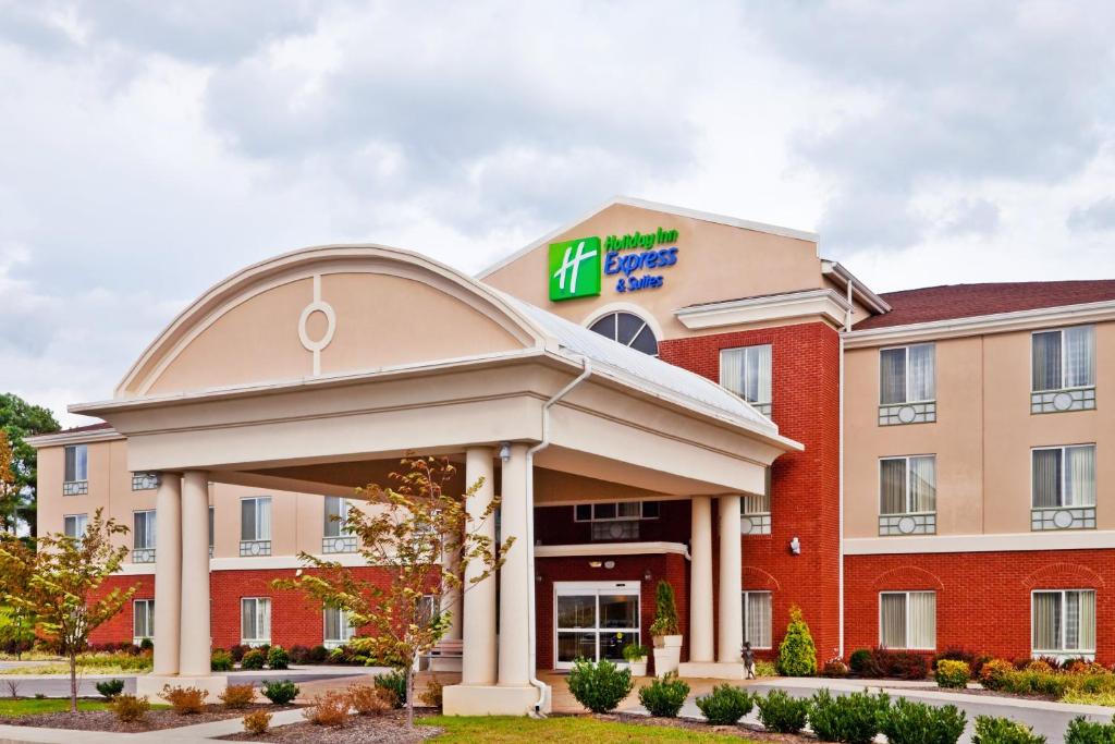 una imagen del exterior de un hotel en Holiday Inn Express Hotel & Suites Dickson, an IHG Hotel en Dickson