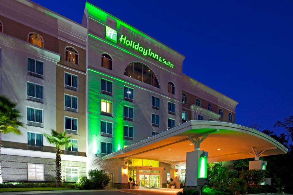 オカラにあるHoliday Inn Hotel & Suites Ocala Conference Center by IHGのホテルの前に緑色の光が差し込みます。