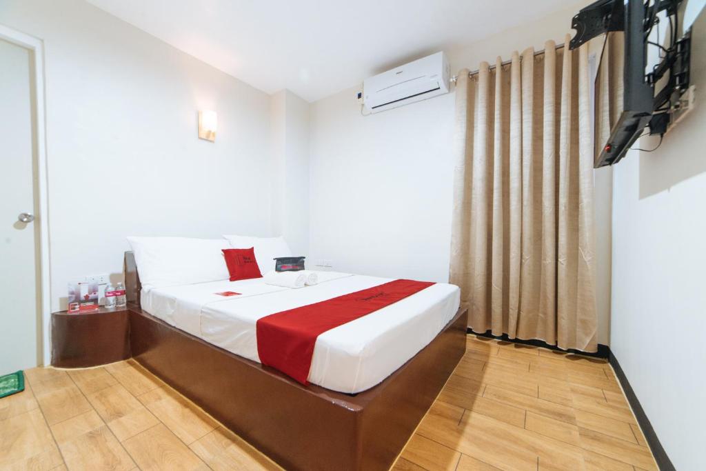 A bed or beds in a room at RedDoorz at Nirvana Pension House
