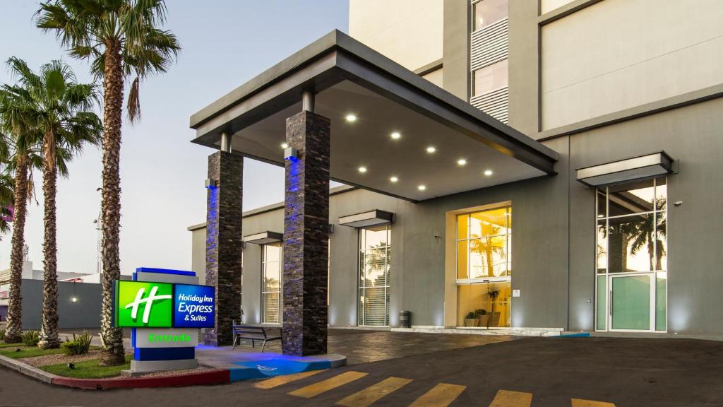 un bâtiment avec un panneau devant lui dans l'établissement Holiday Inn Express & Suites - Ciudad Obregon, an IHG Hotel, à Ciudad Obregón