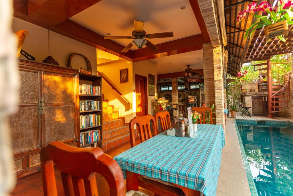 Chang Charlie Inn, Boutique - Resim 40