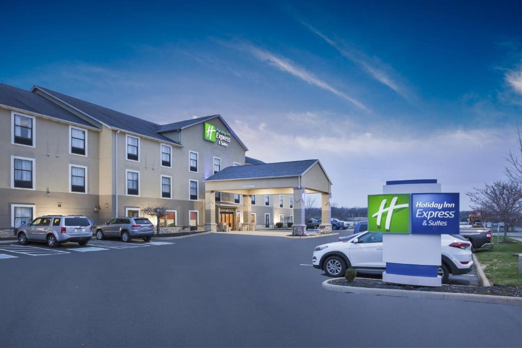 un hôtel avec des voitures garées dans un parking dans l'établissement Holiday Inn Express Hotel & Suites Circleville, an IHG Hotel, à Circleville