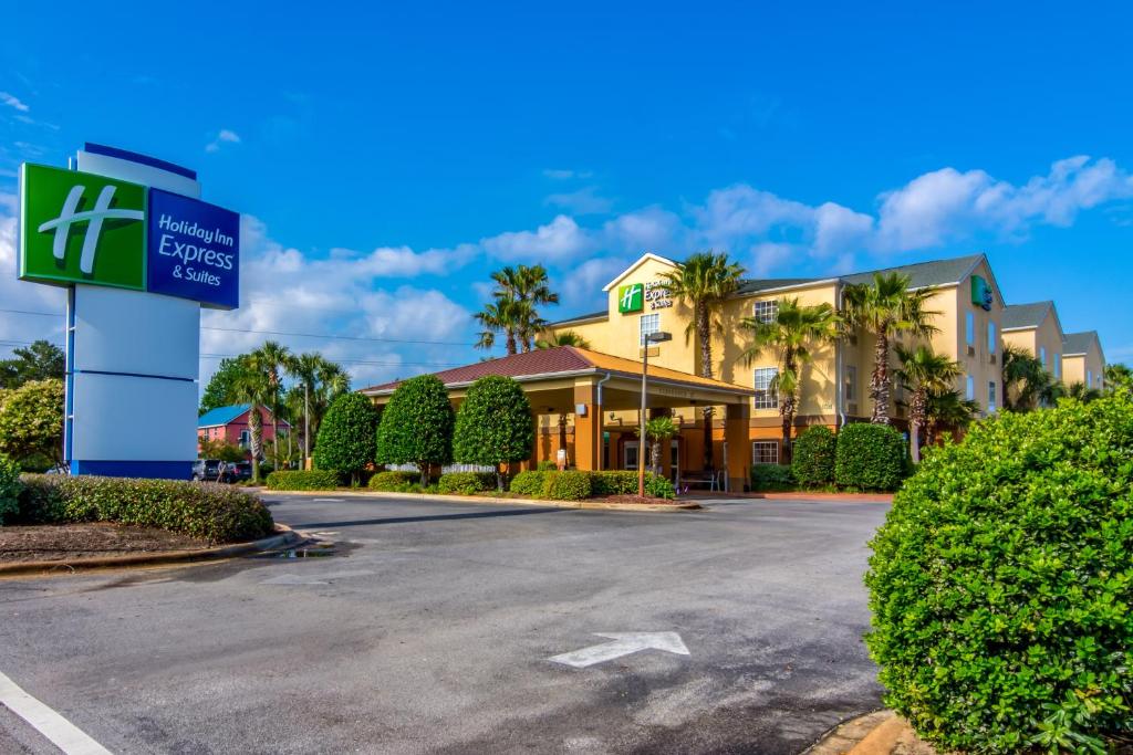 ein Schild für ein Hotel vor einem Parkplatz in der Unterkunft Holiday Inn Express Destin E - Commons Mall Area, an IHG Hotel in Destin