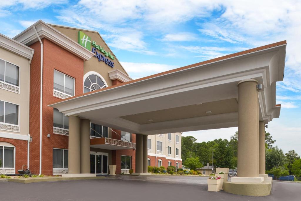 a hotel front of a building at Holiday Inn Express & Suites Chattanooga - East Ridge by IHG in Chattanooga