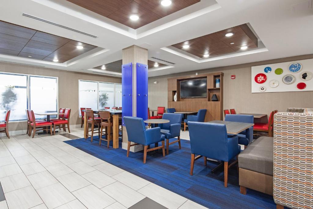 a lobby of a hospital with tables and chairs at Holiday Inn Express & Suites Chattanooga - East Ridge by IHG in Chattanooga