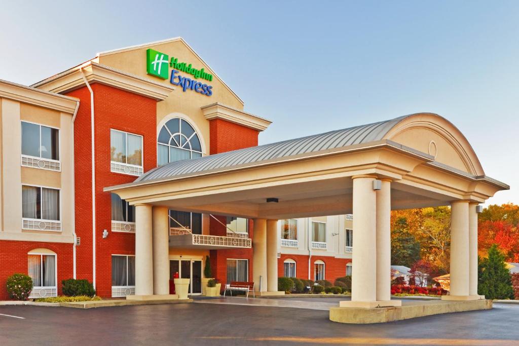 um hotel com um gazebo num parque de estacionamento em Holiday Inn Express & Suites Chattanooga - East Ridge, an IHG Hotel em Chattanooga