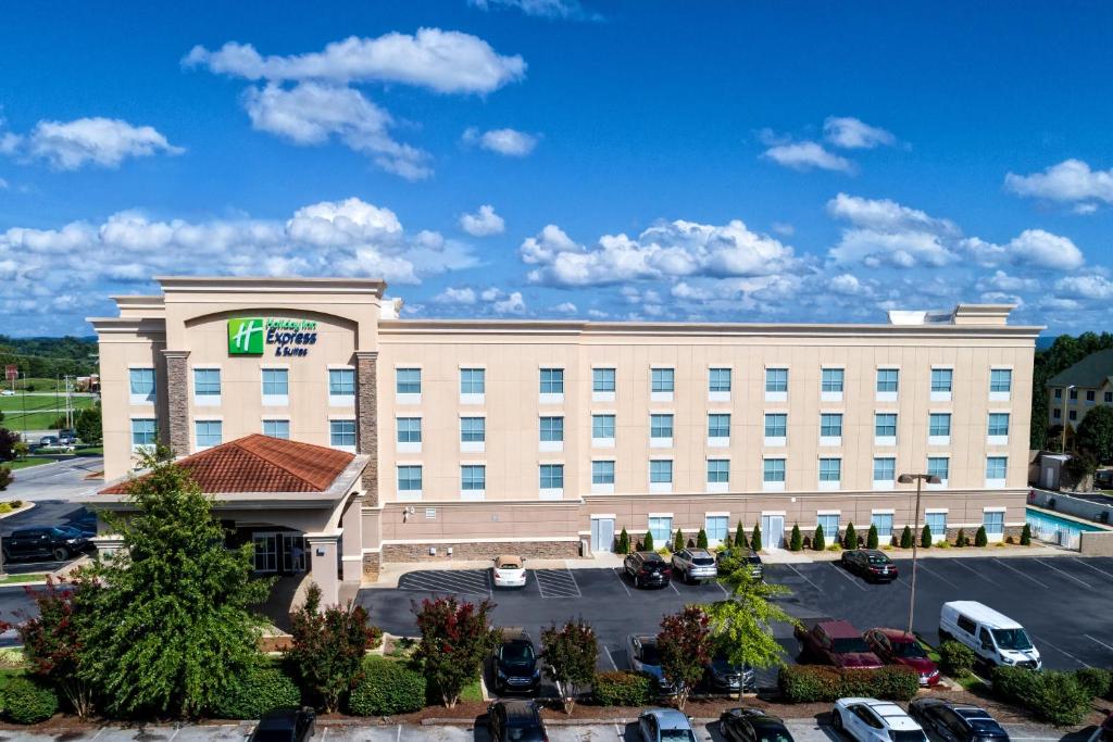 クックビルにあるHoliday Inn Express & Suites Cookeville, an IHG Hotelの駐車場付きホテル像