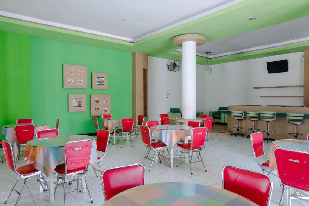 TV a/nebo společenská místnost v ubytování Hotel Taman Indah
