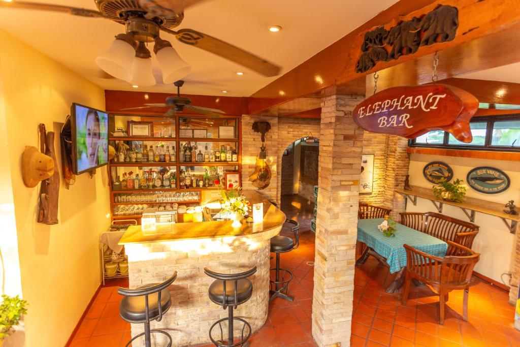 Chang Charlie Inn, Boutique - Resim 39