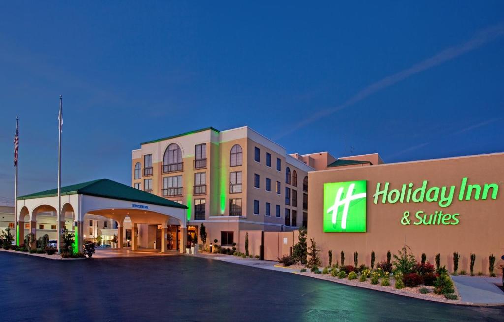 um hotel com uma estalagem de férias e suites em Holiday Inn Hotel & Suites Springfield, an IHG Hotel em Springfield