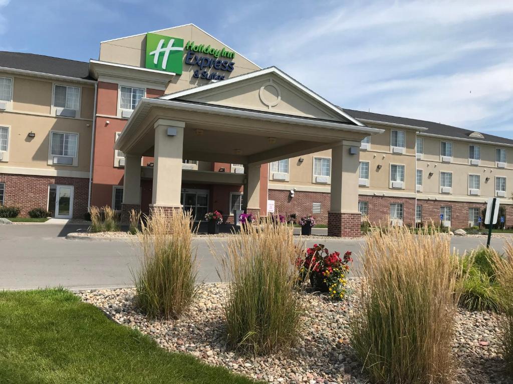 un hotel con un cartello in cima a un edificio di Holiday Inn Express Hotel & Suites Council Bluffs - Convention Center Area, an IHG Hotel a Council Bluffs