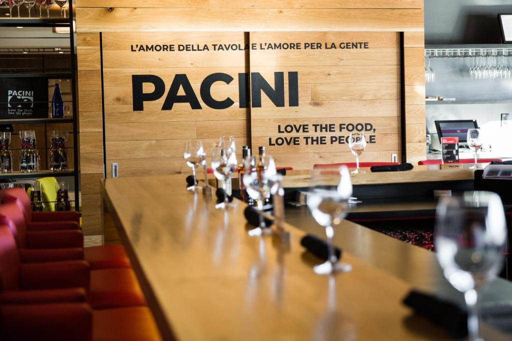 Holiday Inn Hotel & Suites Calgary South - Conference Ctr by IHG - Resim 21