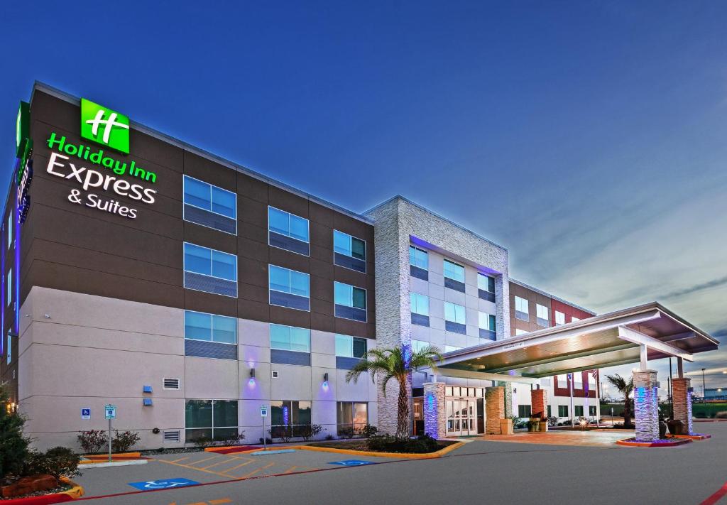Un edificio de oficinas con un hotel y una gasolinera. en Holiday Inn Express &amp; Suites - Brenham South by IHG, en Brenham