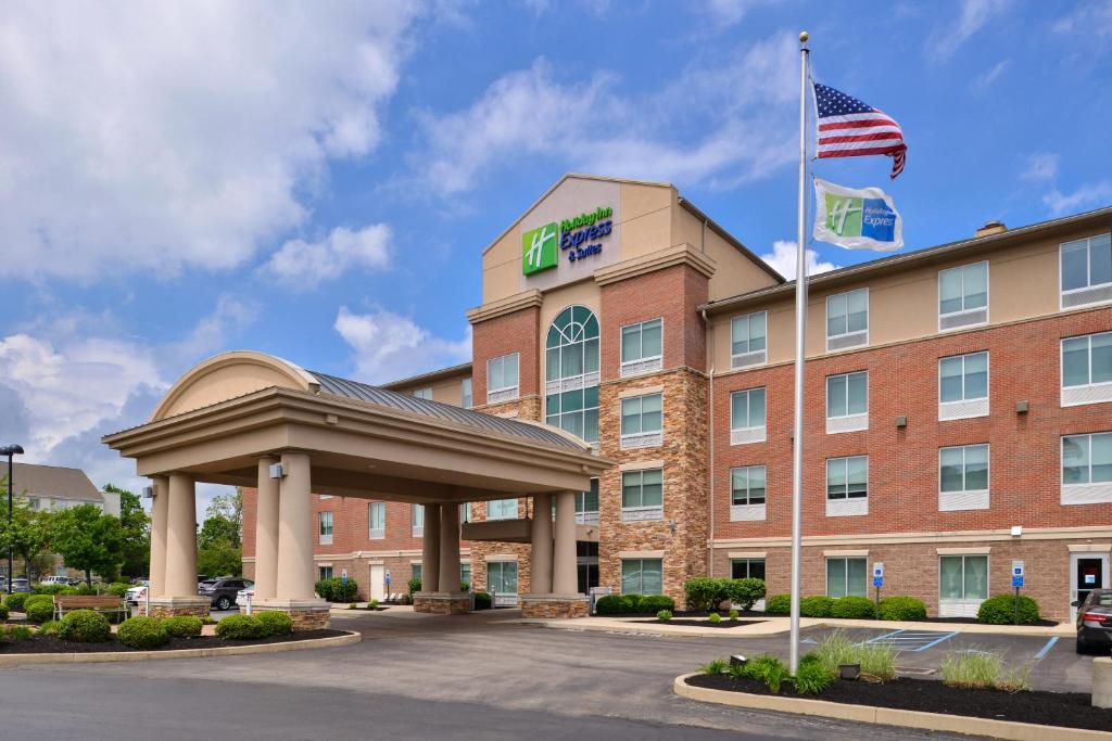 ein Bild eines Hotels mit amerikanischer Flagge in der Unterkunft Holiday Inn Express Hotel & Suites Cincinnati - Mason, an IHG Hotel in Mason