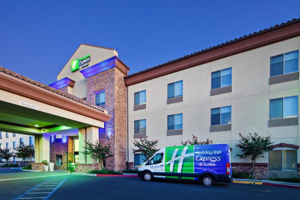 un furgone per le consegne parcheggiato di fronte a un hotel di Holiday Inn Express & Suites Clovis Fresno Area, an IHG Hotel a Clovis