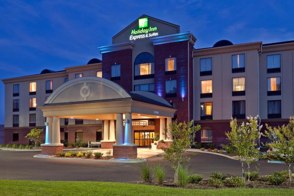 een hotelgebouw met een prieel ervoor bij Holiday Inn Express Hotel & Suites Kodak East-Sevierville, an IHG Hotel in Kodak