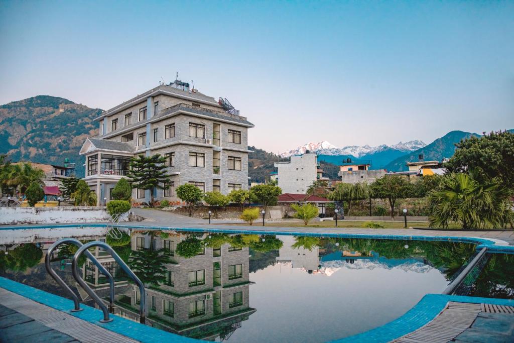 Bazén v ubytování Gateway Himalaya Resort nebo v jeho okolí