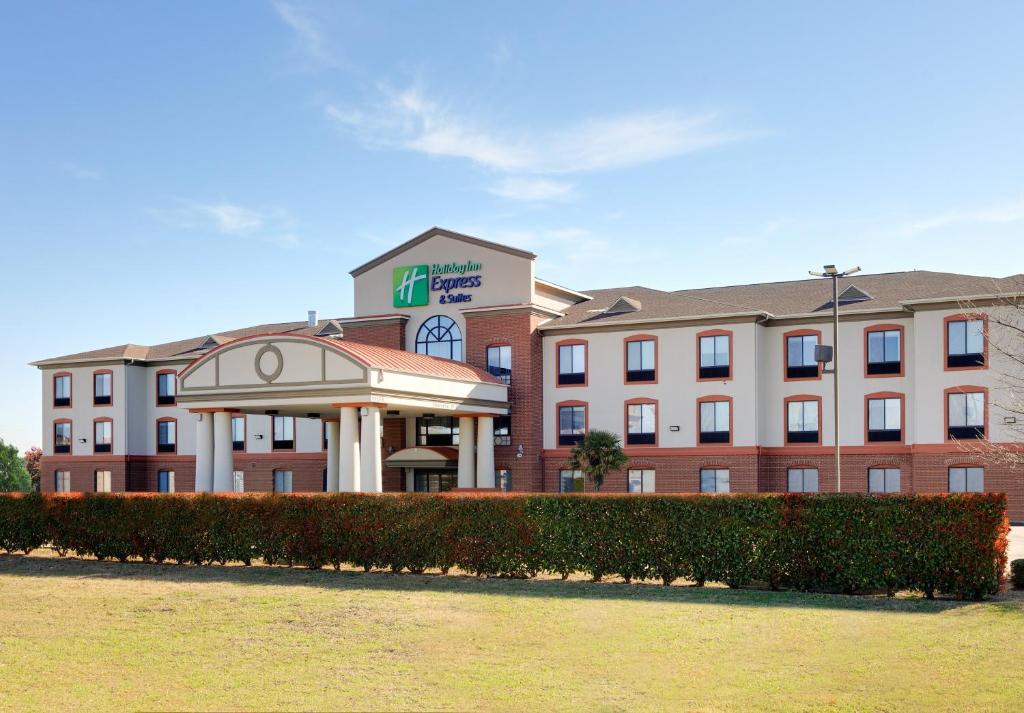 una representación de la parte delantera de un hotel en Holiday Inn Express Hotel & Suites Burleson - Fort Worth, an IHG Hotel, en Burleson